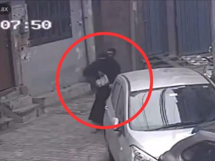 Uttar Pradesh Women Molested In muradabad, Video Goes Viral | Viral Video: पाठीमागून आला अन् मिठी मारली, छातीलाही केला स्पर्श; भररस्त्यात महिलेसोबत घाणेरडं कृत्य! Uttar Pradesh Women Molested In muradabad, Video Goes Viral | Viral Video: पाठीमागून आला अन् मिठी मारली, छातीलाही केला स्पर्श; भररस्त्यात महिलेसोबत घाणेरडं कृत्य!