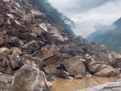 landslide in uttarakhand rudraprayag gaurikund 12 people buried under debris | उत्तराखंडच्या रुद्रप्रयागमध्ये भूस्खलन. १३ जण ढिगाऱ्याखाली अडकले; बचावकार्य सुरू