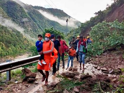 chamoli uttarakhandchamoli heavy rain landslide washes away part of national highway to badrinath many tourists stranded | उत्तराखंडला जाताय सावधान! चमोलीत मुसळधार पावसामुळे भूस्खलन, बद्रीनाथमध्ये पर्यटक अडकले, ऑरेंज अलर्ट जारी