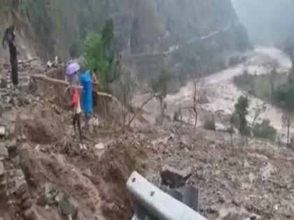 6 tourists from Satara district trapped in cloudburst in Uttarakhand | उत्तराखंडमधील ढगफुटीमध्ये सातारा जिल्ह्यातील ६ पर्यटक अडकले, सर्व पर्यटक सुखरूप