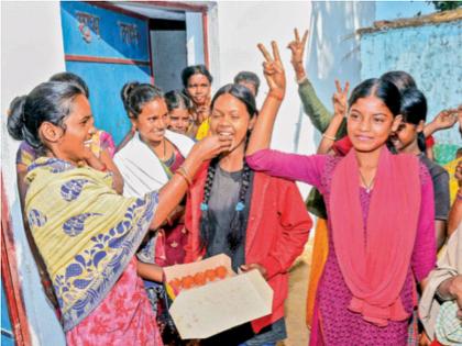 Diwali in the village of the workers brought out of the tunnel, fireworks in the village | बोगद्यातून बाहेर काढलेल्या कामगारांच्या गावात दिवाळी, गावागावात फटाक्यांची आतषबाजी