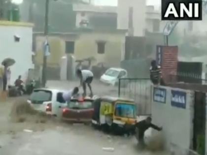 uttarakhand flood: Three survivors from death, see thrilling video | uttarakhand flood: मृत्यूच्या दाढेतून बचावले तिघे, पाहा थरारक व्हिडीओ