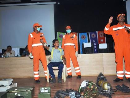 Disaster Management Lessons by NDRF Squad in Akola District Office | ‘एनडीआरएफ’च्या पथकाने अकोला जिल्हाधिकारी कार्यालयात दिले आपत्ती व्यवस्थापनाचे धडे