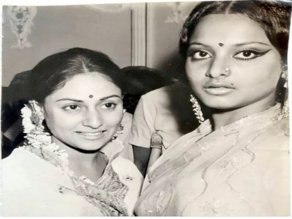 Jaya Bachchan and Rekha's photo getting viral on social media | जया बच्चन व रेखा यांचा फोटो होतोय व्हायरल, सोशल मीडियावर चाहत्यांनी केल्या अशा कमेंट्स