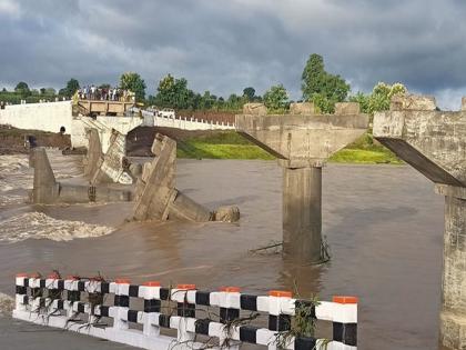 Bridge collapse in madhya pradesh before inauguration | बापरे! एका क्षणात पडला कोट्यावधी रुपये खर्च करून उभारलेला पूल; पाहा थरारक फोटो