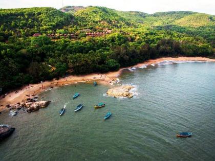 Best travel to visit place gokarna for enjoy holidays | गोव्याच्या गर्दीला कंटाळले असाल तर आता सुंदर गोकर्णच्या बीचवर नक्की फिरून या!