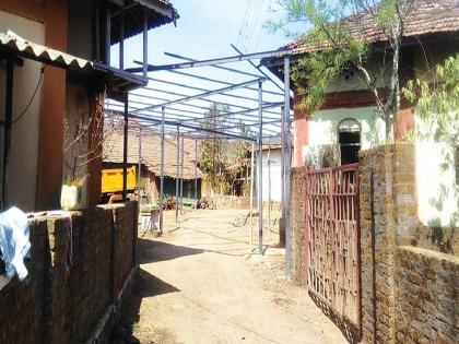 Work on the auditorium right across the street from Asangaon | आसनगावजवळ रस्त्याच्या मध्येच चक्क सभागृहाचे काम; ग्रामस्थांचा विरोध