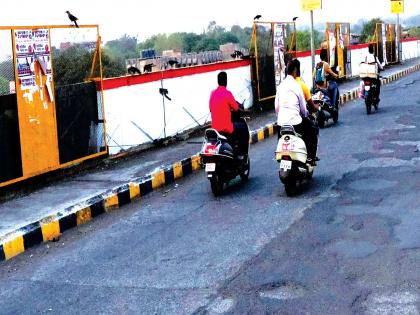 Waiting for road repairs to the airport; Driving trouble in Ambarnath | उड्डाणपुलावरील रस्ता दुरुस्तीच्या प्रतीक्षेत; अंबरनाथमधील वाहनचालक त्रस्त