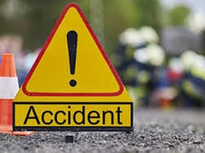 Auto overturns on Akot-Akola route; Two killed | अकोट- अकोला मार्गावर ऑटो उलटला; दोन ठार