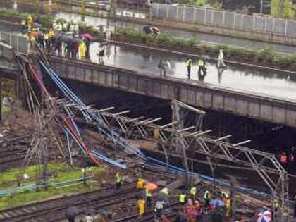 The proposal of a protective mesh under the railway bridges into the dust | रेल्वेपुलांखाली संरक्षक जाळीचा प्रस्ताव धूळखात