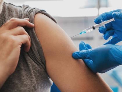 Unvaccinated people are variant factories infectious diseases expert says | लसीकरण न झालेले व्यक्ती कोरोना व्हेरिअंट निर्मितीचे कारखाने ठरतील; रोग तज्ज्ञांचा दावा