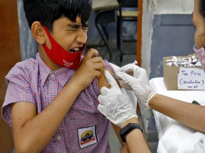 We are afraid of needles children lessons in corona vaccination Only 10 percent in Pune | 'आम्हाला सुईची भीती वाटते', कोरोना लसीकरणात मुलांची पाठ; पुण्यात केवळ १० टक्के लसीकरण