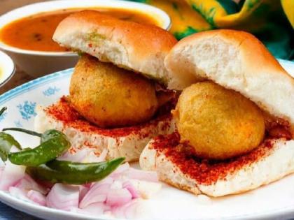 Authentic Marathmola Vada Pav Accompanied by fried chillies red chutney tamarind sweet and sour water | अस्सल झणझणीत मराठमोळा वडापाव! सोबत तळलेली मिरची, लालभडक चटणी, चिंचेचे आंबट-गोड पाणी