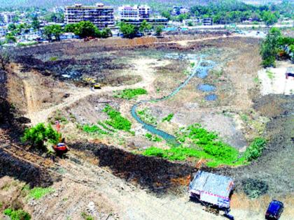 The sludge in the Vadli pond was removed from the public body | वडवलीच्या तलावातील गाळ लोकसहभागातून काढला