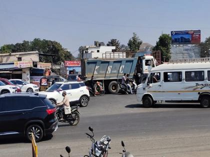 Traffic congestion on Vadgaon-Talegaon-Chakan-Urse junction | Pune News | वडगाव-तळेगाव-चाकण-उर्से फाट्यावर वाहतूक कोंडी