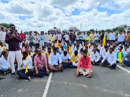Road blockade protest by the dhangar community at Vadigodri on Dhule-Solapur National Highway | धुळे सोलापूर राष्ट्रीय महामार्गावरील वडीगोद्री येथे समाजाचा रास्ता रोको आंदोलन