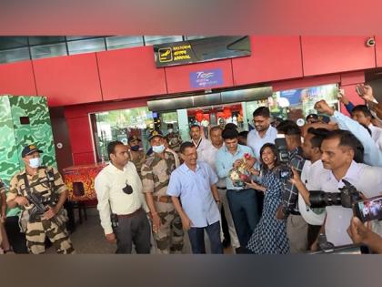 Arvind Kejriwal welcomed by Narendra Modi's announcement at Vadodara airport; Chief Minister of Delhi left with smiling | नरेंद्र मोदींच्या घोषणेने अरविंद केजरीवालांचे स्वागत; हसत-हसत निघून गेले दिल्लीचे मुख्यमंत्री