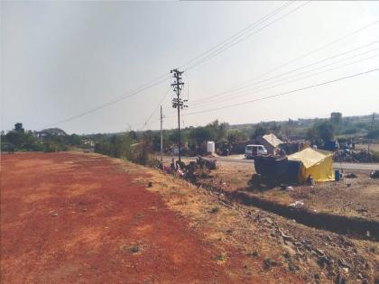 The ten and a half acre taluka sports complex in Vaduj Satara district has been without sports for 25 years | तहसीलदारांच्या नोटिसीला वाटाण्याच्या अक्षता, वडूजच्या गुदमरणाऱ्या मैदानाला मोकळे करण्याची गरज