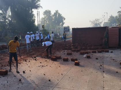 Three injured in an accident involving a truck transporting chives at Wagde on the Mumbai-Goa highway | मुंबई-गोवा महामार्गावर वागदे येथे चिरे वाहतूक करणाऱ्या ट्रकला अपघात, तीघे जखमी