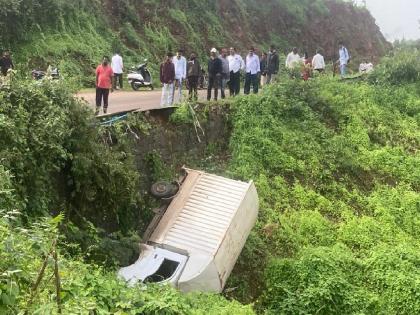 a Tempo fell into the valley at Waghbeel Ghat On the Kolhapur Ratnagiri route, one injured | कोल्हापूर-रत्नागिरी मार्गावर वाघबीळ घाटात छोटाहत्ती टेम्पो दरीत कोसळला, एकजण जखमी