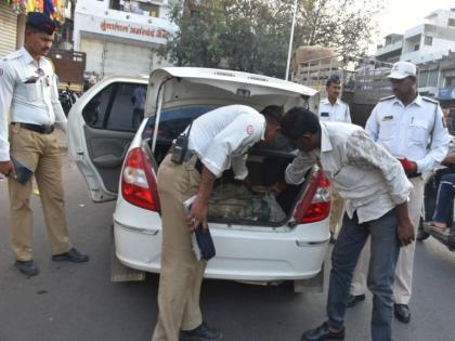 Police inspection by the police on the background of municipal elections in Nandurbar city | नंदुरबार शहरात पालिका निवडणुकीच्या पाश्र्वभूमिवर पोलिसांतर्फे वाहनांची तपासणी