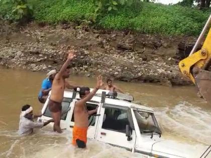 The four wheeler vehicle stuck in the ditch was swept away by the flood water | खड्ड्यात अडकलेले वाहन पुराच्या पाण्यात गेले वाहून; जेसीबीच्या साहाय्याने काढले बाहेर