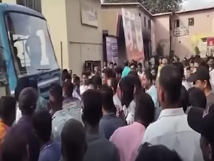 Car hits two wheeler in Vaibhavwadi Local youths beat up four people from Kolhapur | वैभववाडीत कोल्हापुरातील कारचालकासह चौघांना चोपले, पोलिसांसमोरच जोरदार राडा Car hits two wheeler in Vaibhavwadi Local youths beat up four people from Kolhapur | वैभववाडीत कोल्हापुरातील कारचालकासह चौघांना चोपले, पोलिसांसमोरच जोरदार राडा