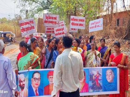 Fasting of tapri-wearing women in Vaibhavwadi on Women Day against Tapri Hatav campaign | जिंकू किंवा मरु; उपोषण आजपासून सुरु!, महिलादिनीच वैभववाडीत टपरीधारक महिलांचा आक्रोश