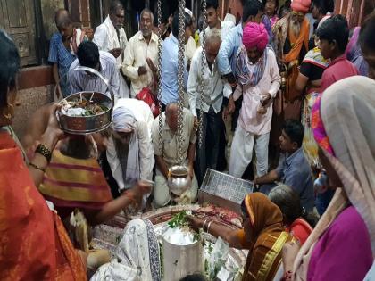 View of Vaidyanatha by the devotees in the chanting of 'Har Har Mahadev'; The devotees ​​started to come in parali | ' हर हर महादेव ' च्या जयघोषात भाविकांनी घेतले वैद्यनाथाचे दर्शन; परळीत भक्तांची लागली रीघ 