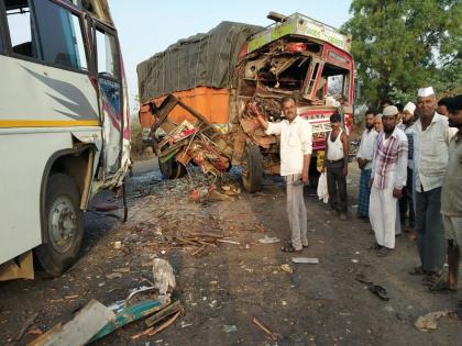 Traveling with Varhad in Nashik, accident at Vaijapur; 35 people injured | नाशिकला वऱ्हाड घेऊन जाणाऱ्या ट्रॅव्हल्सचा वैजापूर येथे अपघात; ३५ जण जखमी 