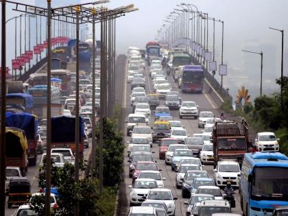 Passengers stranded due to blocked flyovers; Chakka Jam on Vashi Khadi bridge every day | रखडलेल्या उड्डाणपुलांमुळे प्रवासी वेठीस; वाशी खाडीपुलावर रोज चक्का जाम