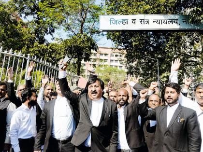 Accused of knocking lawyer off bike; Agitation for action against police inspector | वकिलाला दुचाकीवरून पाडल्याचा आरोप; पोलिस निरीक्षकावर कारवाईसाठी आंदोलन