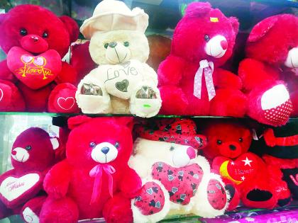 Gift shops decorated for Valentine's Day | व्हॅलेंटाइन दिनासाठी गिफ्टशॉपी सजल्या