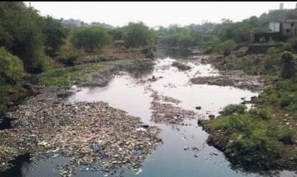 Fierce arrogance from the Valdhuni river basin; Citizens suffer from back pain | वालधुनी नदीपात्रातून उग्र दर्प; नागरिकांना डाेकेदुखीचा त्रास Fierce arrogance from the Valdhuni river basin; Citizens suffer from back pain | वालधुनी नदीपात्रातून उग्र दर्प; नागरिकांना डाेकेदुखीचा त्रास