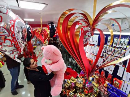 the youth started wating for valentine's day in mumbai | तरुणाईला लागले ‘व्हॅलेंटाईन डे’चे वेध!