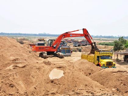 Keeping the babies at home, 'she' fought the sand mafia all night; Tehsildar clashed with the attackers in the village | तान्हुल्यांना घरी ठेऊन ‘ती’ रात्रभर वाळूमाफियांशी झुंजली; हल्लेखोरांच्या गावात भिडल्या तहसीलदार