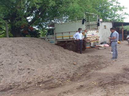 Solapur: Revenue raid on illegal sand deposits in Pandharpur; Vehicles were also seized along with sand stock | Solapur: पंढरपुरातील अवैध वाळू साठ्यावर महसूलची धाड; वाळू साठ्यासह वाहनेही केली जप्त