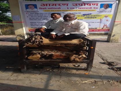 Villagers also go on a hunger strike on the third day against sand mining | वाळूउपशाविरोधात ग्रामस्थांचे तिस-या दिवशीही स्मशानभूमीत सरणावर उपोषण