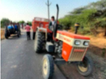 Kanchanpur caught two sand tractors | कंचनपूरला वाळूचे दोन ट्रॅक्टर पकडले Kanchanpur caught two sand tractors | कंचनपूरला वाळूचे दोन ट्रॅक्टर पकडले