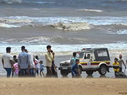 Thousands of tourists, lifeguards only 20; Reality on Juhu Chowpatty | पर्यटकांची संख्या हजार, जीवरक्षक केवळ 20; जुहू चौपाटीवरील वास्तव