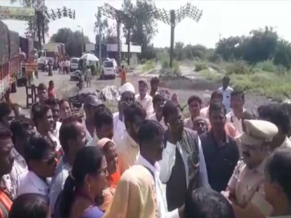 vanchit Bahujan aghadi's march on the Labor Minister's house was blocked in Sangli | कामगारमंत्र्याच्या घरावरील वंचित बहुजनचा मोर्चा सांगलीत अडविला