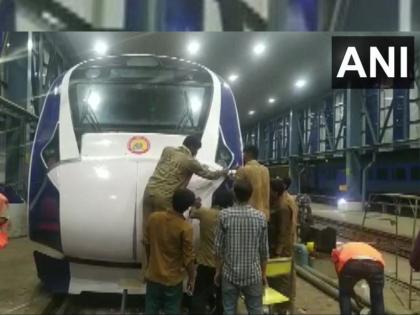 Vande Bharat Express has been repaired in Mumbai Central depot | अपघातानंतर लगेचच वंदे भारत एक्सप्रेस रुळावर परतली, अशा घटना रोखण्यासाठी रेल्वे घेणार काळजी