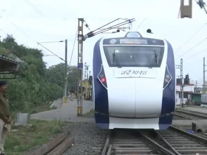 vande bharat train stone pelting in west bengal railway station | पश्चिम बंगालमध्ये वंदे भारत ट्रेनवर पुन्हा दगडफेक; आठवड्यात तिसरी घटना