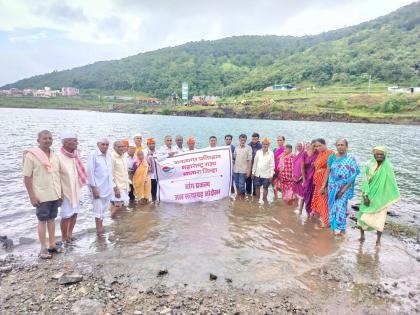 The victims of Wang-Marathwadi dam in Patan taluka started a Jal Satyagraha movement by descending into the reservoir of the dam for their various demands | Satara: वांग-मराठवाडी धरणग्रस्तांचे जल सत्याग्रह आंदोलन, सरकार विरोधी तीव्र आंदोलनाचा दिला इशारा