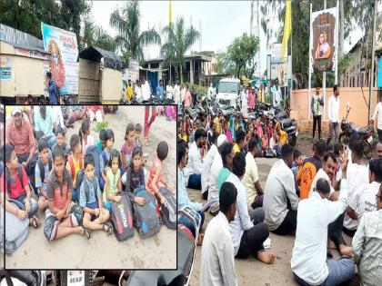 A school boy participates in the road stop movement at Wangi in Sangli district | सांगली: रस्ता नाय तर शाळा नाय, रस्ता रोको आंदोलनात शाळकरी मुलाचा सहभाग