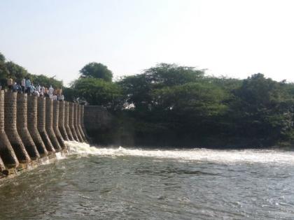 The doors of the dam on the river of Vincharana; Waste 20 million cubic feet of water | विंचरणा नदीवरील बंधा-याचे दोन दरवाजे गेले वाहून; २० दशलक्ष घनफूट पाणी वाया