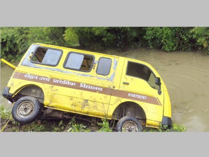 School van falls into drain in Nagpur, 18 students narrowly escape | Nagpur | स्कूल व्हॅन नाल्यात पडली, १८ विद्यार्थी थोडक्यात बचावले