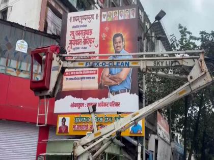 Tents, stalls demolished; Unauthorized billboards also removed, Municipal Corporation takes action against encroachment in Andekar's area of influence | टपऱ्या, स्टॉल उध्वस्त; अनधिकृत फ्लेक्सही काढले, आंदेकरांच्या प्रभाव क्षेत्रात महापालिकेची अतिक्रमण कारवाई
