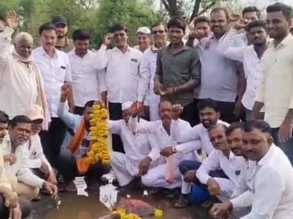 No road no bus, no mobile range finally, the villagers put the village up for sale | ना रस्ता... ना बस, मोबाइलला तर रेंजही नाही; अखेर गावकऱ्यांनी बीडमधील वाडीच काढली विक्रीला! No road no bus, no mobile range finally, the villagers put the village up for sale | ना रस्ता... ना बस, मोबाइलला तर रेंजही नाही; अखेर गावकऱ्यांनी बीडमधील वाडीच काढली विक्रीला!