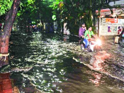 The wind blighted, bringing lightning and rain in pune | बेभान झाला वारा, वीज अन् पाऊस घेऊन आला